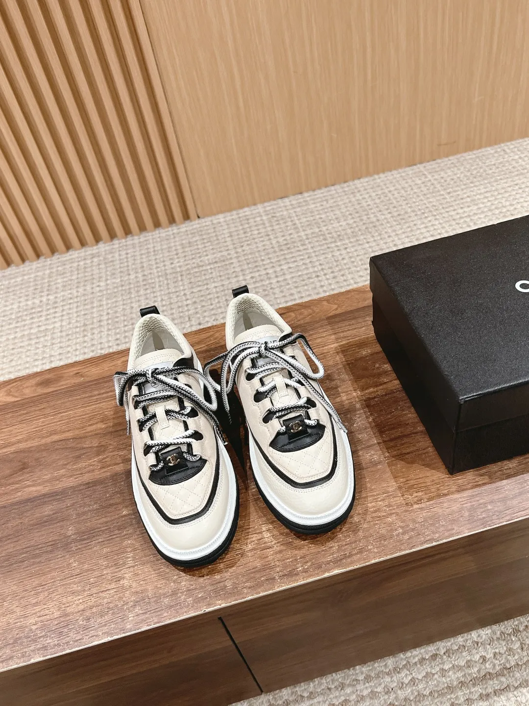 👟👟Ex-factory price 560👟👟 𝐂𝐇𝐀𝐍𝐄𝐋 Chanel’s new Milan catwalk sneakers, double C square round toe lace-up casual shoes, trendy shoes. This style is definitely Xiaoxiang’s hottest thing this season. You can’t buy this series at the counter. I wish I could weld it on my feet. It’s easy to wear and unique. It’s different from the previous style. It doesn’t have a big logo. Low-key and high-end. The light British-style square toe and the softness of the rhombus are perfectly blended together. There is a feeling that 1️⃣➕1️⃣ is greater than 3. The classic contrasting color combination is brilliant and not obtrusive. It can be paired with short skirts, shorts, denim, and trendy clothes. The sense of fashion is instantly improved by several levels. Upper: cowhide stitched with suede. Inner: breathable mesh. Sole: Original molded 𝐓𝐏𝐔 outsole Heel height: 4𝐂𝐌 Size: 35-40